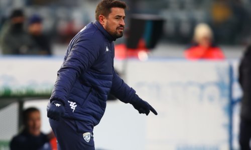 Odluka koju mu mnogi zamjeraju; strani igrači i treneri bježe iz te zemlje, ali on...