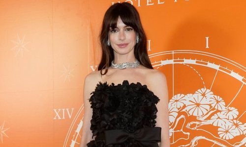 U chic crnoj haljini Anne Hathaway istaknula senzacionalne noge