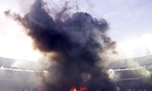 Ajax sretniji nakon kaosa u Rotterdamu; gorio stadion, Klaassen pogođen u glavu