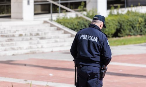 Policija u Splitu uhitila dvojicu s više od 5,5 kg kokaina, na A1 ulovljena naoružana žena