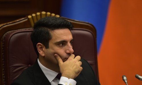 Predsjednik armenskog parlamenta ispričao se zbog pljuvanja pješaka