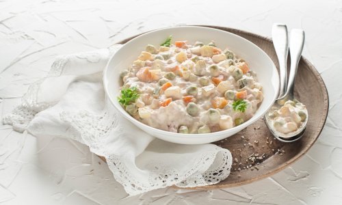 Svatko ima svoj recept za francusku salatu, ali ovaj je uvijek pun pogodak