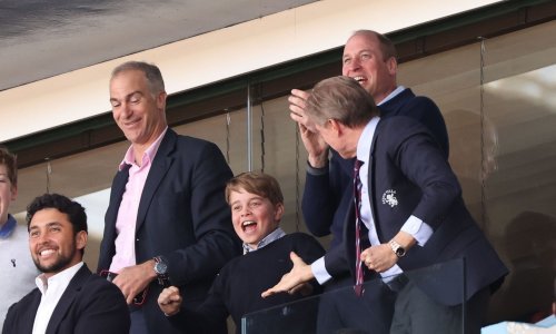 Princ George uživao na utakmici s tatom: Zajedničko navijanje i slavlje zbog pobjede