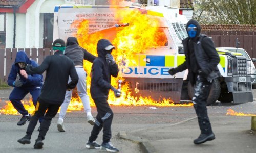 Molotovljevim koktelima na sjevernoirsku policiju uoči Bidenova posjeta