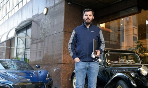 Mate Rimac posjetio rodno mjesto i s prijateljima iz djetinjstva zaigrao balote
