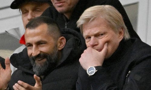 Navijači traže ostavku Olivera Kahna, a on postrojava igrače Bayerna pred sponzorima