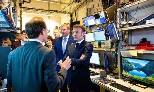 Prosvjednik se zatrčao prema Macronu, skandirao stih popularne pjesme