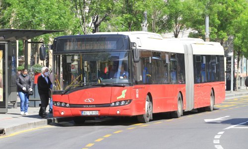 Užas u Beogradu: Mladić ispao iz autobusa u vožnji, teško je ozlijeđen