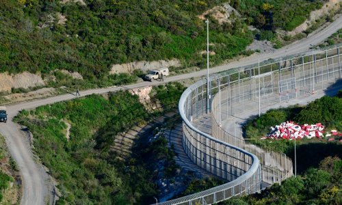 Drama na granici: Oko 150 migranata pokušalo preskočiti ogradu prema Španjolskoj