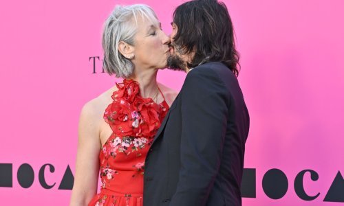 Vrući poljupci na crvenom tepihu: Keanu Reeves ne skriva koliko je zaljubljen