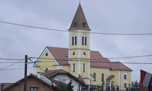 Otvorena crkva koja je postala simbol stradanja u petrinjskom potresu