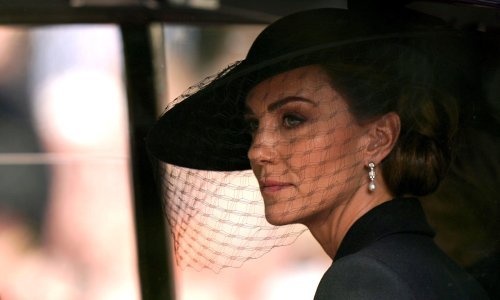 Meghan je glavni krivac zbog kojeg se Kate Middleton nije mogla oprostiti od kraljice