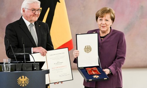 Merkel dobila najviše državno odličje, javnost podijeljena