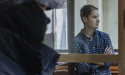 Američki novinar Gershkovich optužen za špijunažu izišao prvi put pred sud u Rusiji