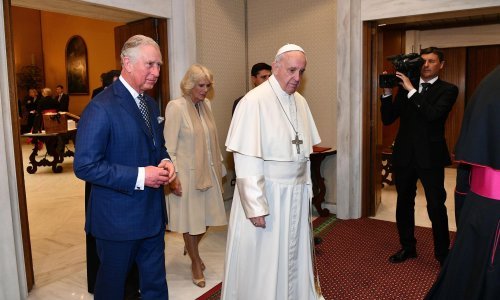 Papa daje relikvije Pravog križa kralju Charlesu III. za krunidbu