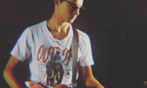 Gibonnijev sin Rando pravi je frajer, svira gitaru i voli Selenu