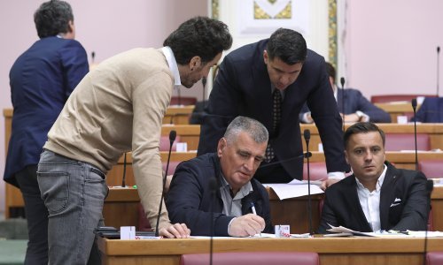 Kaos u Saboru; Bulj izbačen: Slava Ukrajini vam je u redu, a o ZDS ne smijemo ni riječi