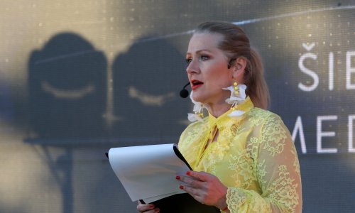 Čipkasto izdanje i neobične naušnice: Barbara Kolar privlačila pažnju u Šibeniku