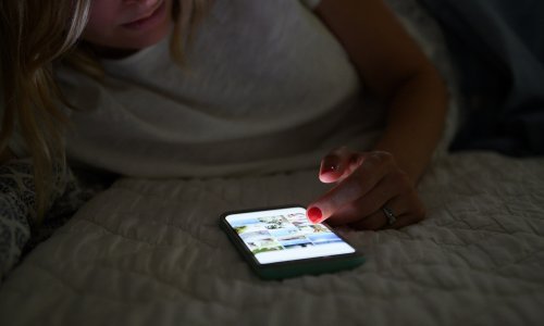 Zašto umjesto odlaska na spavanje, skrolamo po mobitelu? Evo kako si pomoći