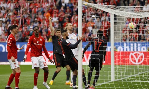 Bayern poveo u Mainzu, a zatim je u 14 minuta doživio katastrofu; Borussia preuzela vrh