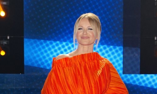 Danijela Martinović oduševila u narančastom: Asimetrična haljina stoji joj kao salivena