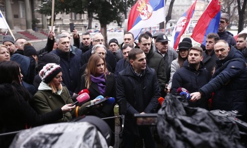 Srpski radikali na skupu u Novom Sadu: Sprem'te se, sprem'te četnici