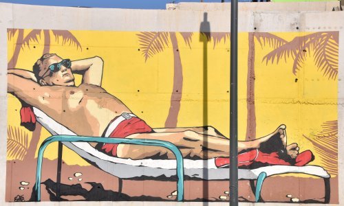 Tito u crvenim gaćicama se sunča na muralu