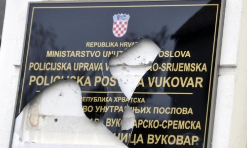 Opet razbijena dvojezična ploča u Vukovaru