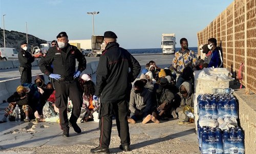 Stotine migranata stiže na Lampedusu, nađena tijela dviju žena