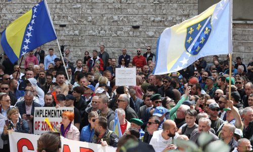 Dok traje sjednica o izboru nove vlade FBiH probošnjačke stranke prosvjeduju