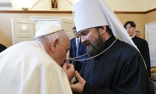 Papa Franjo zagrlio biskupa Ruske pravoslavne crkve i poljubio mu križ