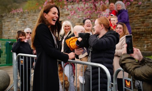 Torbica Kate Middleton završila u rukama bebe; pogledajte njezinu reakciju