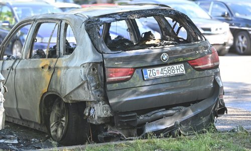 Požar na parkingu: Izgorjeli luksuzni BMW i Peugeot, oba su od istog čovjeka