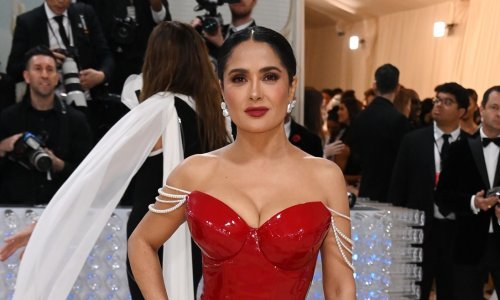 Salma Hayek u kućnom ogrtaču zaplesala salsu, pa pokazala više nego što je htjela