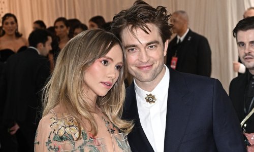 Ne skrivaju se: Robert Pattinson s djevojkom razmjenjivao nježnosti  u javnosti