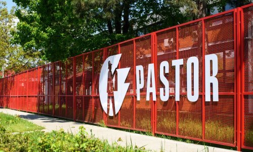 Pastor - poznati vatrogasac u novom crvenom odijelu!