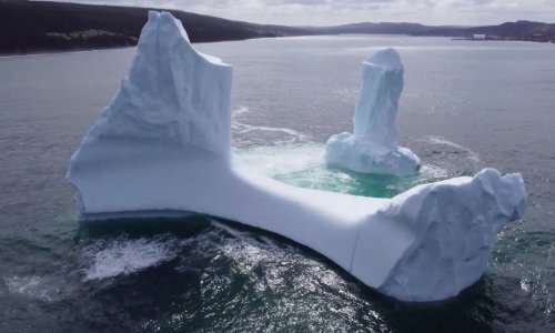 Ogromna santa leda u obliku falusa u zaljevu Začeća iznenadila stanovnike Dilda
