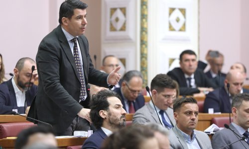 Oporba o obnovi: 'U Zagrebu se urušavaju zgrade, ljudi na Baniji i dalje su u kontejnerima'