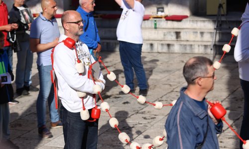 Muškarci u Hrvatskoj i danas mole, u Zagrebu ih dočekao - prosvjed. Došlo i do incidenta