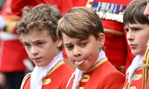 Mali gaf budućeg kralja: Princu Georgeu na djedovoj krunidbi jezik je ipak 'pobjegao'