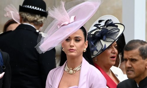 Ne prestaju stizati šale na račun Katy Perry; njezino lutanje na krunidbi sada je viralni hit