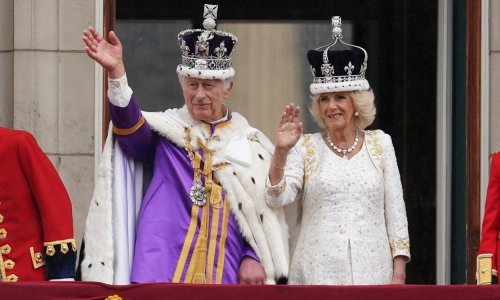 Kraljevski par s balkona Buckinghamske palače pozdravio oduševljenu masu