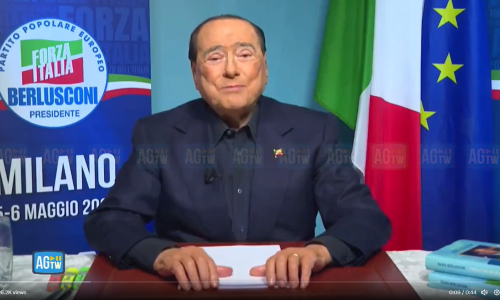 Berlusconi se javio iz bolnice: Evo me u košulji i sakou...