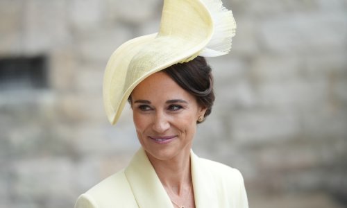 Pippa Middleton privlačila poglede u žutom izdanju, sličnom onom u kojem je ranije viđena Kate