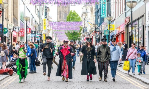Let 3 napravio show u Liverpoolu: Nosili su maske kralja Charlesa, a prolaznici su pjevali 'Mamu ŠČ'
