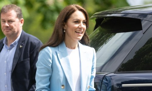 Kate Middleton oduševila u plavom sakou i chic tenisicama koje obožavaju trendseterice