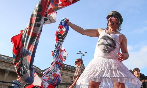 Let 3 ponovno priredili show na ulicama Liverpoola: Mrle pokazao gipkost i raskoš kostima