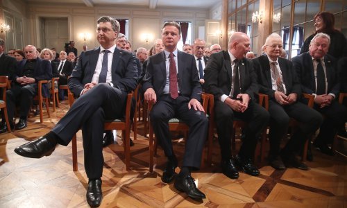 Održana komemoracija za Nikicu Valentića, okupila je aktualne i bivše političare