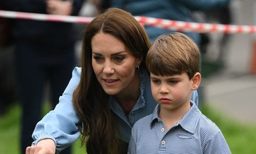 Princ Louis ne može odoljeti slatkišima: Njegova reakcija na keks će vas oduševiti