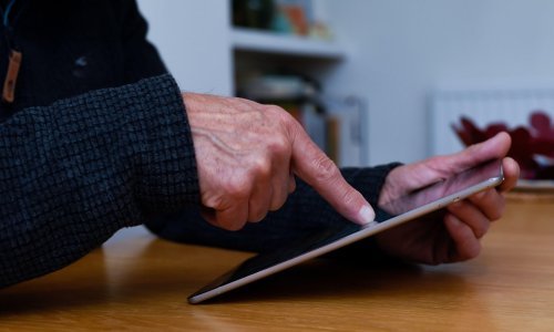 Umjereno korištenje interneta u starijoj dobi pridonosi prevenciji demencije